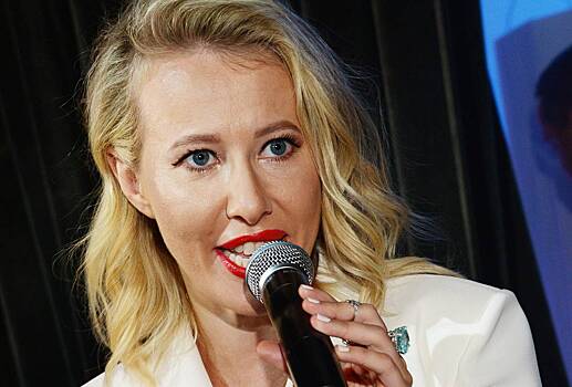 Собчак смутила фанатов нарядом с глубоким декольте