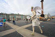 Туристы разобрали на сувениры часть Дворцовой площади