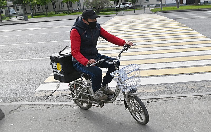 В Москве пройдет рейд по курьерам на велосипедах и электросамокатах