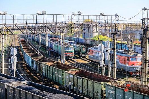 Пять вагонов с авиационным топливом сошли с рельсов в Петербурге