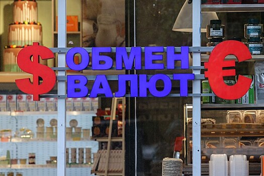 Хранящим сбережения в рублях россиянам дали совет