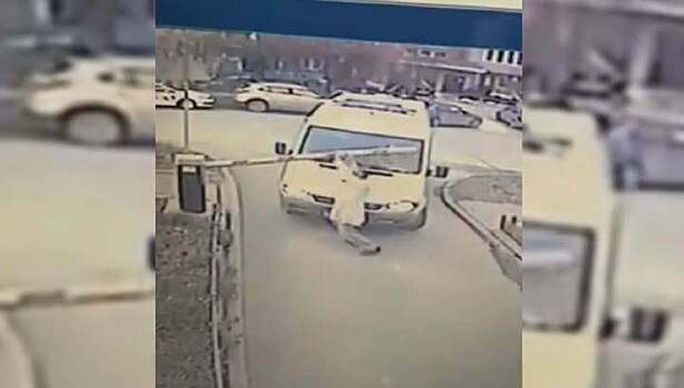 Новосибирский фельдшер сломал мешавший проезду скорой шлагбаум