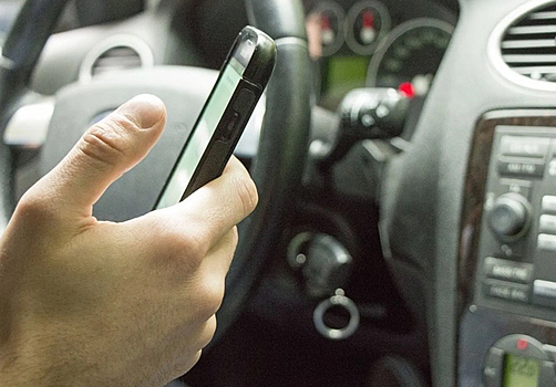 В России предложили повысить штраф за использование смартфонов при вождении