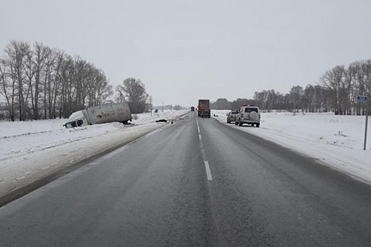 В Новосибирске два человека стали жертвами аварии с участием грузовика