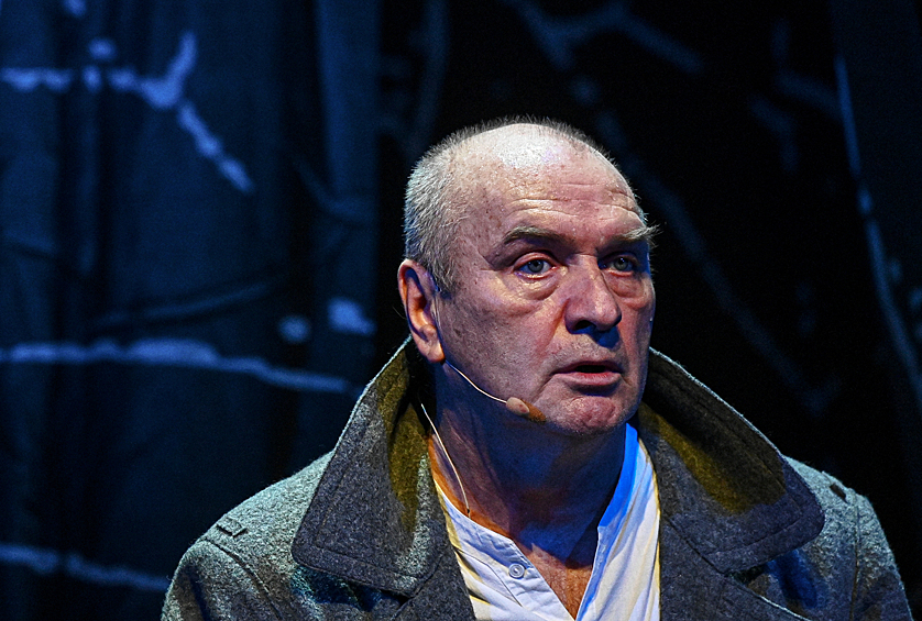 Актер Александр Балуев в благотворительном спектакле для медиков "Признание" в Театре Людмилы Рюминой, 2021 год
