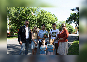 В Прокопьевске Кемеровской области Общественный совет поздравил с Днем семьи, любви и верности семью сотрудника полиции, находящегося в служебной командировке