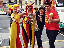 Французские и бельгийские болельщики устроили костюмированные шествия в Петербурге