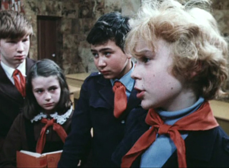 Первую свою эпизодическую роль юная Оксана сыграла в одном из самых любимых лент советских школьников. Это она называла Чижикова Рыжиковым.