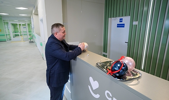 Бочаров оставил на елочном шаре пожелание пациентам волгоградской поликлиники