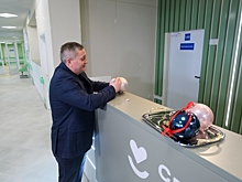 Бочаров оставил на елочном шаре пожелание пациентам волгоградской поликлиники