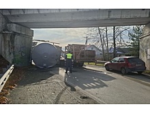 Опрокинувшаяся цистерна заблокировала въезд в свердловский город