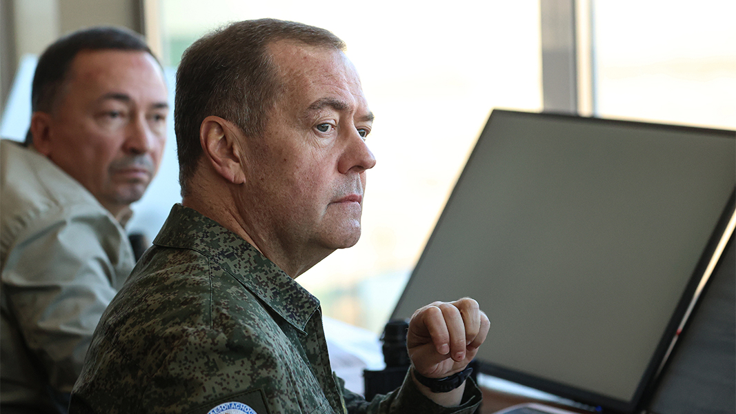 Медведев рассказал, зачем стрелял из пушки в сторону Финляндии