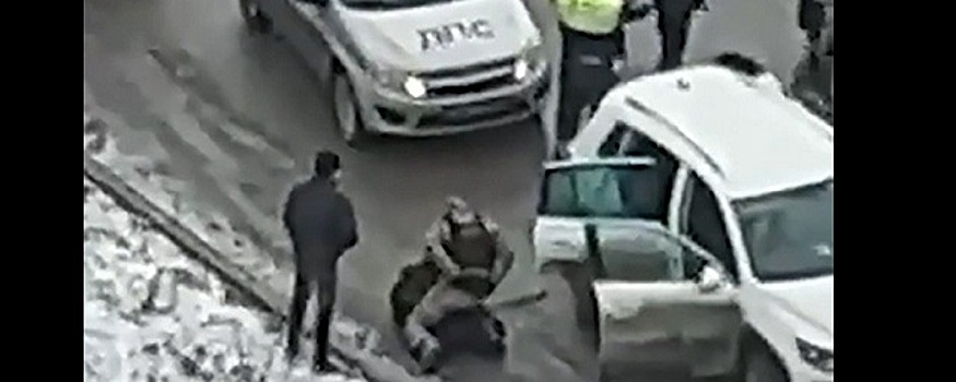 В Ростове спецназ уложил лицом в снег четверых мужчин на улице Жданова