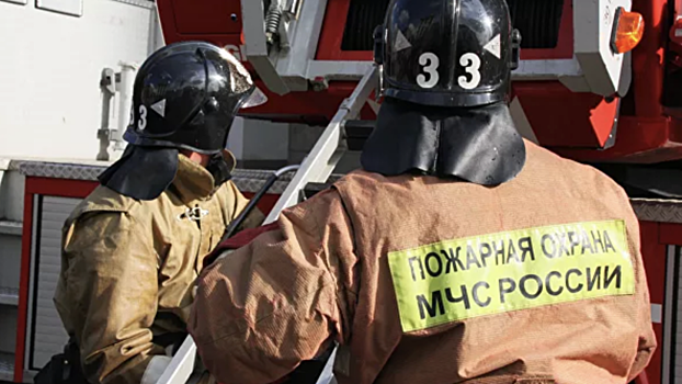 МЧС сообщило о возгорании кровли на складе в Красноярске