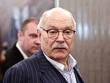 Режиссер Никита Михалков появился на премьере «Перед рассветом» с женой Татьяной