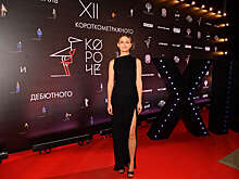 Актриса Любовь Аксенова снялась в облегающем платье с разрезом