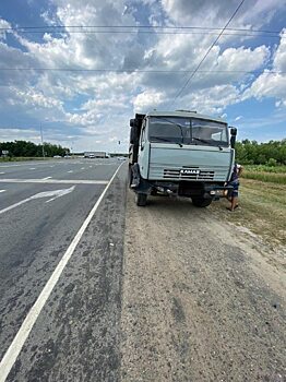 Водитель Lada пострадал в столкновении с КамАЗом под Саратовом
