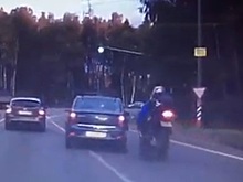 Байкер попал в ДТП, уворачиваясь от легковушки в Подмосковье. Видео