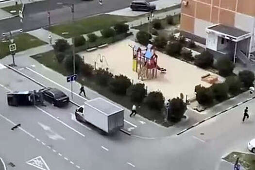 В Тюмени ВАЗ без крыши врезался в Lexus и попал на видео