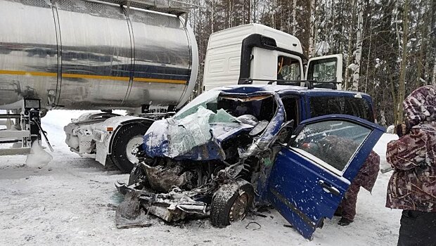 В Кикнурском районе автоледи на «Мерседесе» влетала в «КамАЗ»
