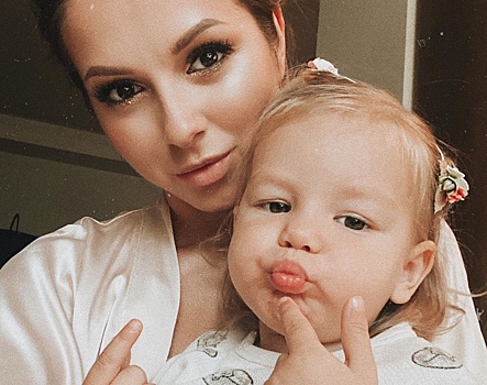 Беременная Нюша станцевала с двухлетней дочкой в парных нарядах