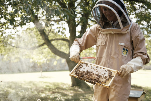 Кейт Миддлтон опубликовала фото в костюме пасечника по случаю Всемирного дня пчел
