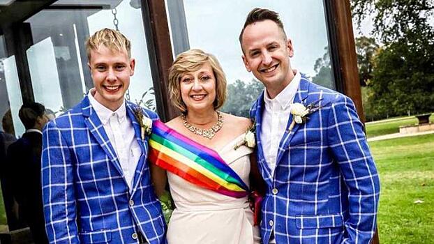 Верующая мама пришла на свадьбу сына‐гея, облачившись в радужную ленту