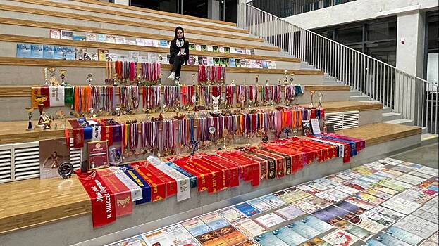 Едва успевает награды считать: школьница из Москвы чаще всех в мире выигрывает конкурсы