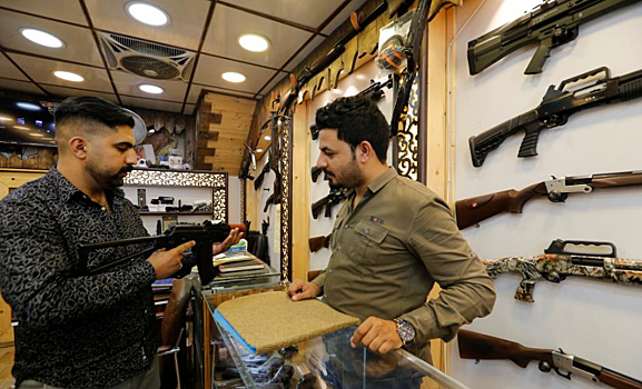 Оружейные магазины в Багдаде начали процветать после введения в Ираке нового закона об оружии