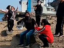 Турист насильно сложил чайке крылья ради эффектного снимка и попал на видео