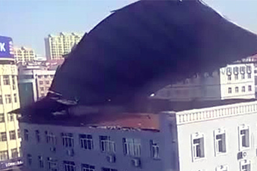 В Китае ветром снесло крышу многоэтажного дома