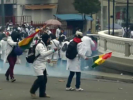 Протесты боливийских медиков закончились столкновениями с полицией
