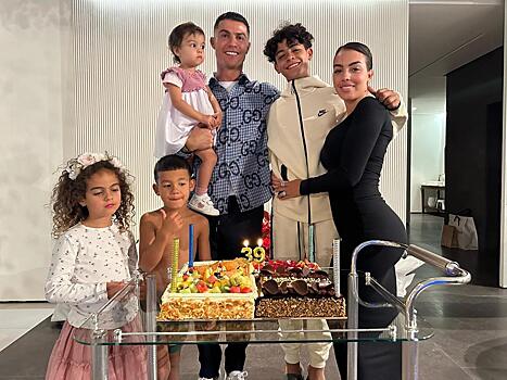 Криштиану Роналду в день своего 39-летия опубликовал редкие фото, на которых его семья в полном составе
