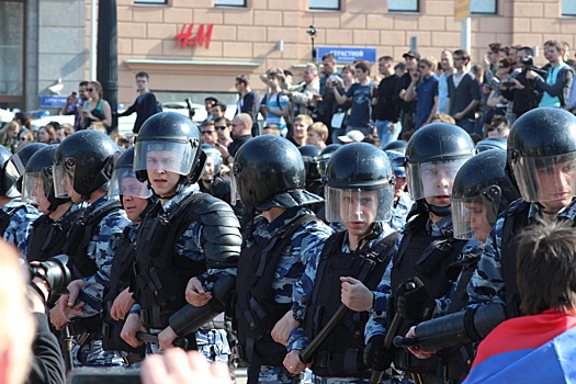 Прокурор попросил оштрафовать участницу митинга Навального за нападение на полицейского