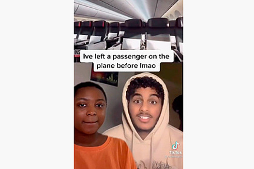 Пассажира забыли разбудить и оставили в пустом самолете
