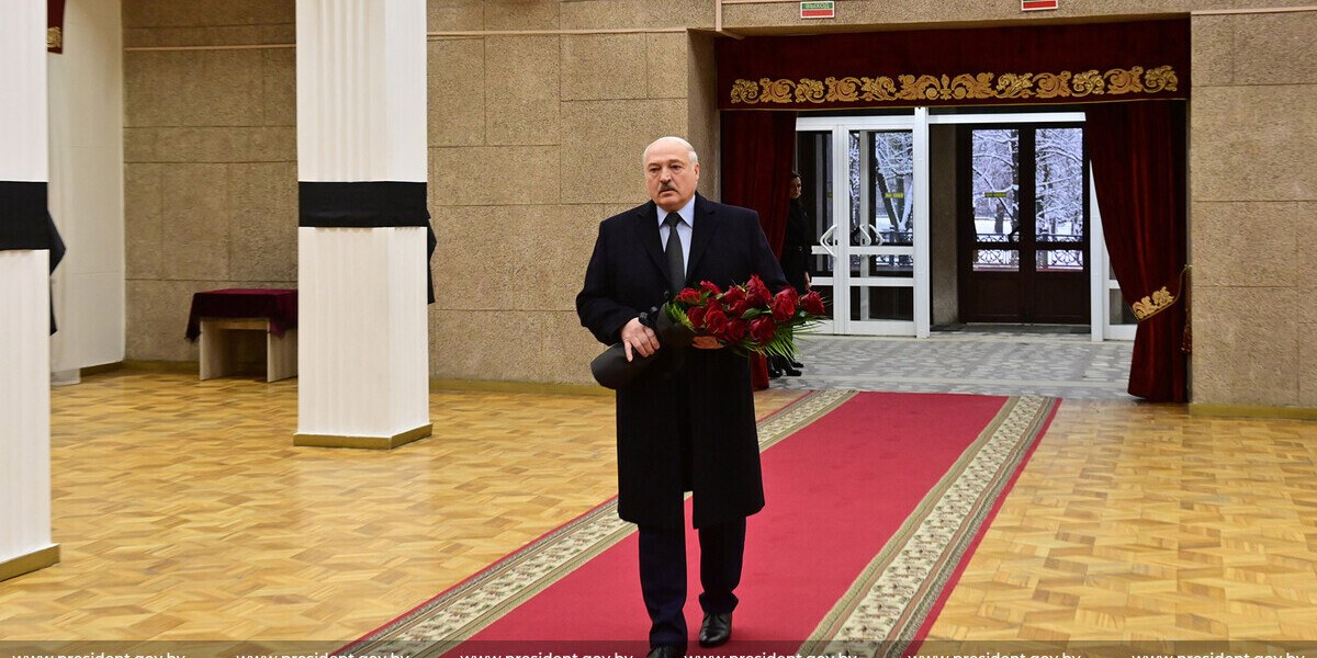 Лукашенко прошел по Минску с букетом красных роз, чтобы проститься с Владимиром Макеем