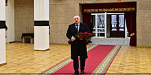 Лукашенко прошел по Минску с букетом красных роз, чтобы проститься с Владимиром Макеем