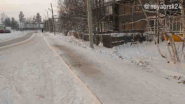 Дорожники в Ноябрьске укладывают новый тротуар. ВИДЕО