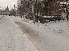 Дорожники в Ноябрьске укладывают новый тротуар. ВИДЕО