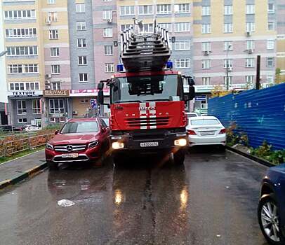 «Упирался коленом в кронштейн антенны»: нижегородские пожарные спасли мужчину, повисшего на карнизе окна 11 этажа