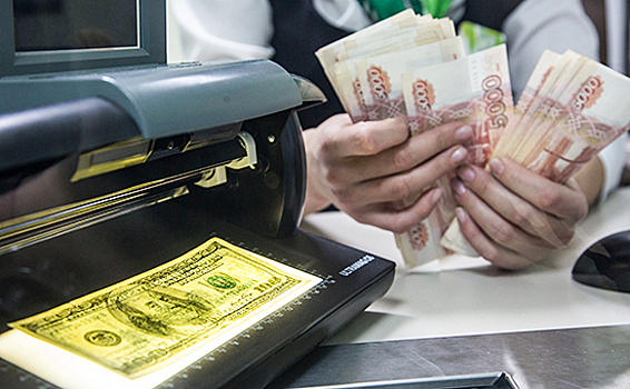 Россияне бросились массово скупать доллары