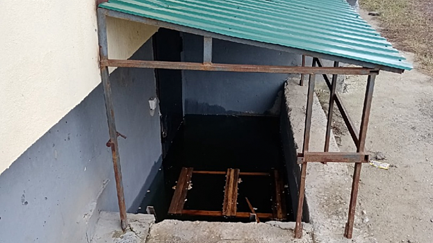 Вода затопила подвал жилого дома в Волжском районе