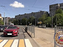 Скутерист врезался в легковушку на улице 9 апреля