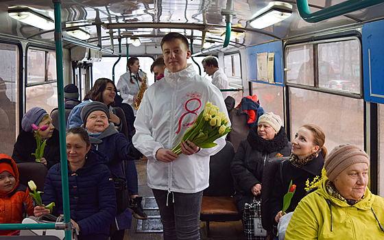 Волонтёры поздравили пассажирок троллейбуса с 8 Марта