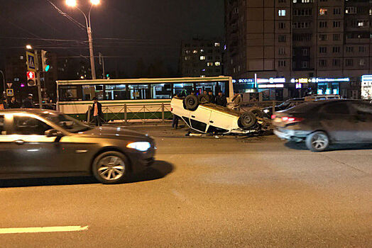 «Нексия» стала причиной массового ДТП в Петербурге