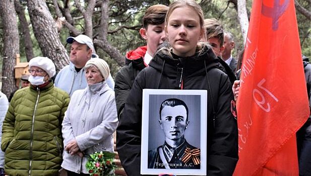 В Крыму с почестями захоронили останки героя обороны Севастополя Терлецкого