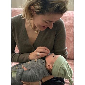 Надежда Михалкова с младенцем на руках