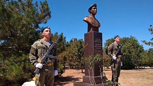 В Севастополе открыли памятник погибшему бойцу шестой роты Андрею Арансону