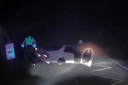 Лихач во время гонок с полицией протаранил остановку в Кузбассе