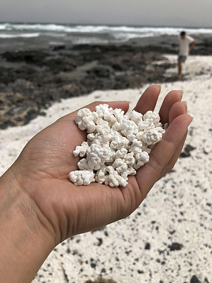 Камни на пляже Канарских островов выглядят как попкорн